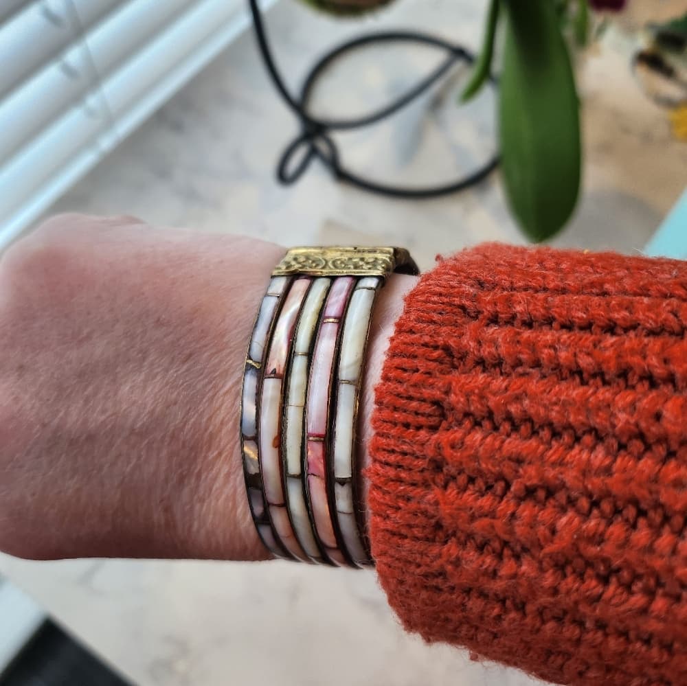 Awesome Multi Color Shell and Brass Locking Bangle Bracelet - Thumbnail 7