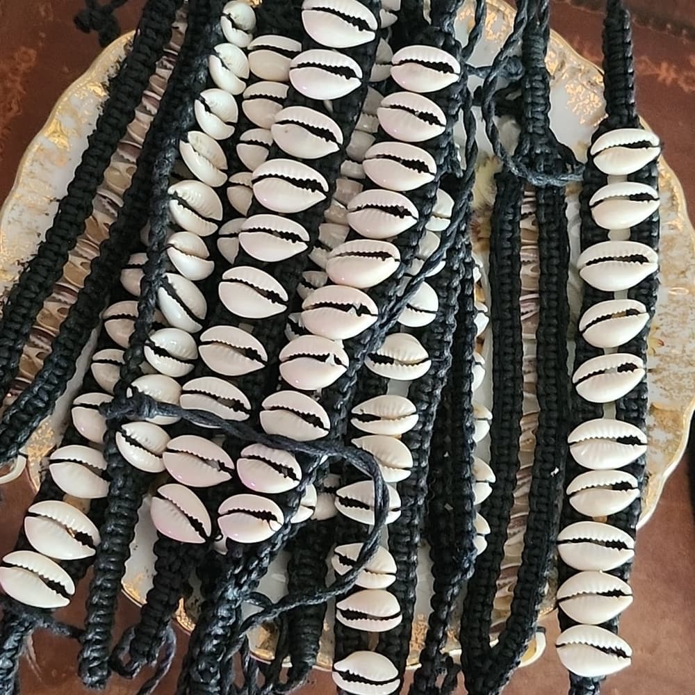 One Cowrie Shell Woven Black Cord Bracelet - Thumbnail 2