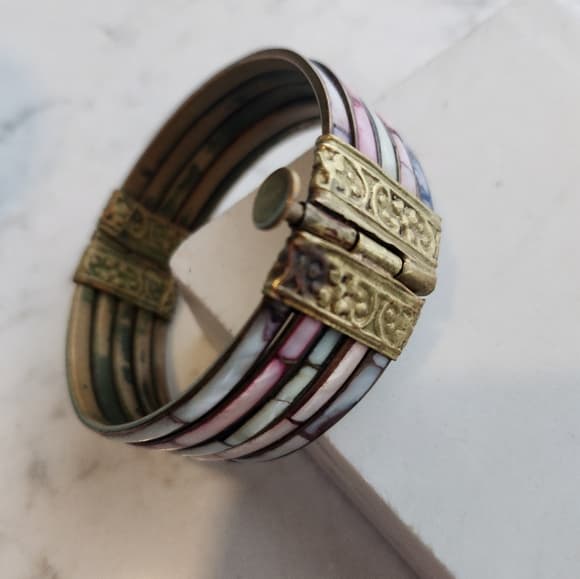 Awesome Multi Color Shell and Brass Locking Bangle Bracelet - Thumbnail 10