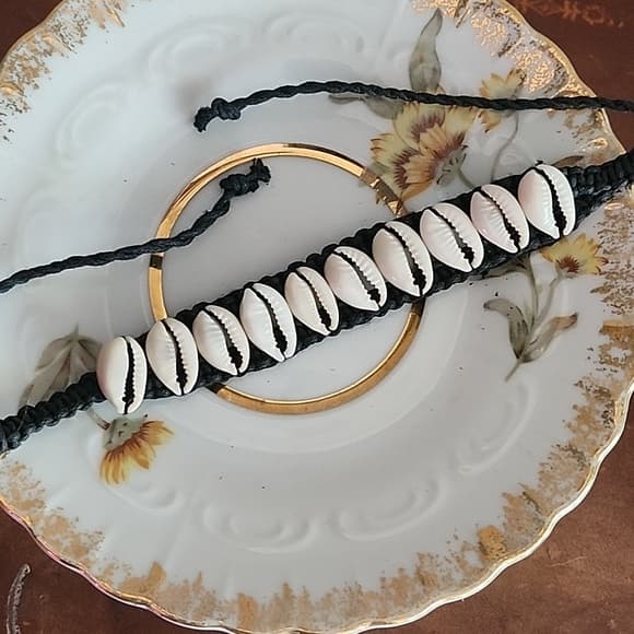One Cowrie Shell Woven Black Cord Bracelet - Thumbnail 5