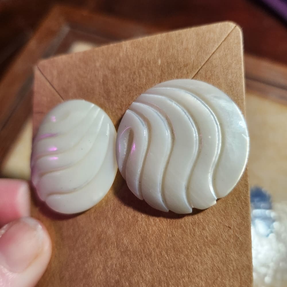 White Round 1" Carved Mother Of Pearl Stud Earrings - Thumbnail 2