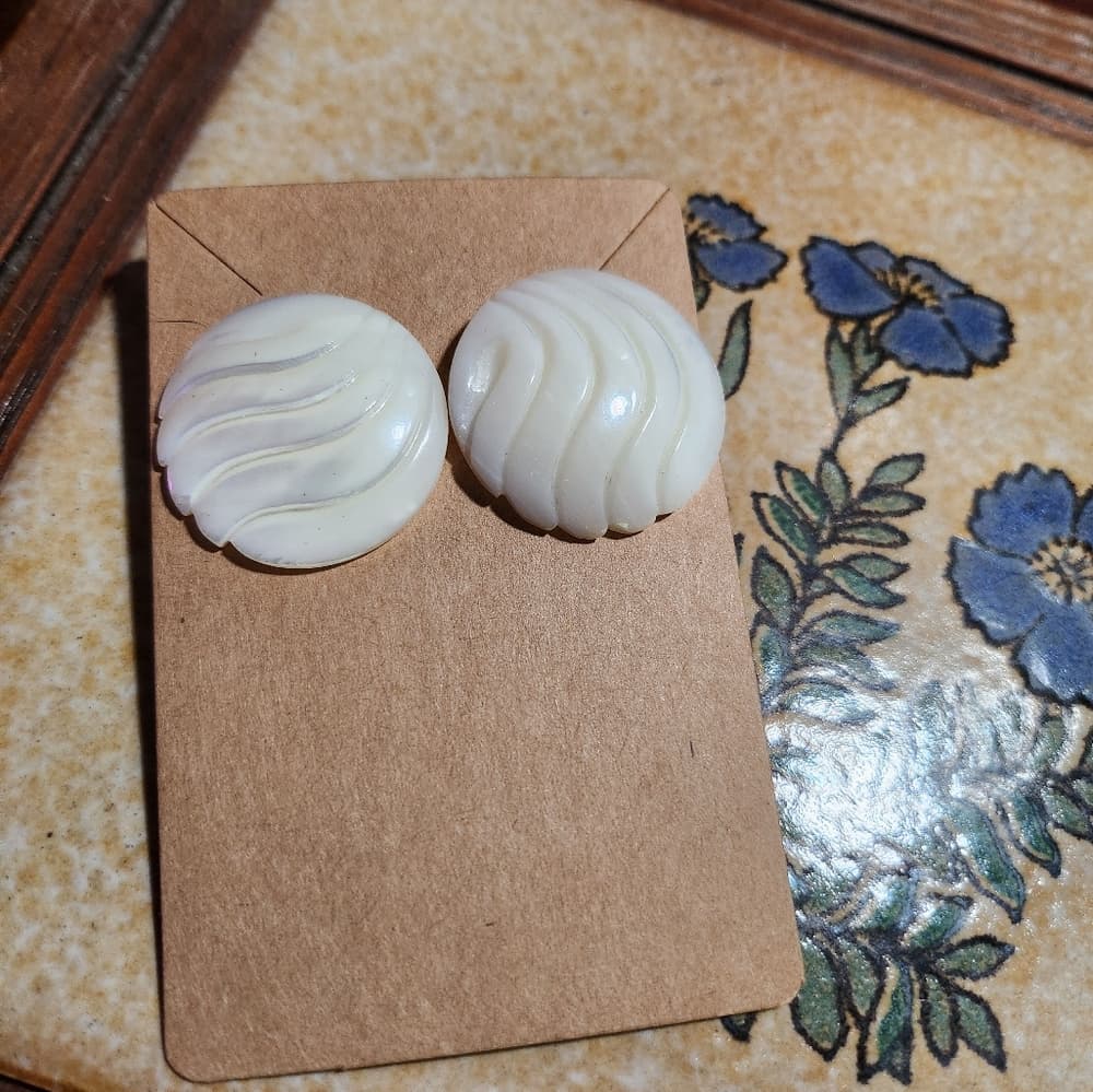 White Round 1" Carved Mother Of Pearl Stud Earrings - Thumbnail 8