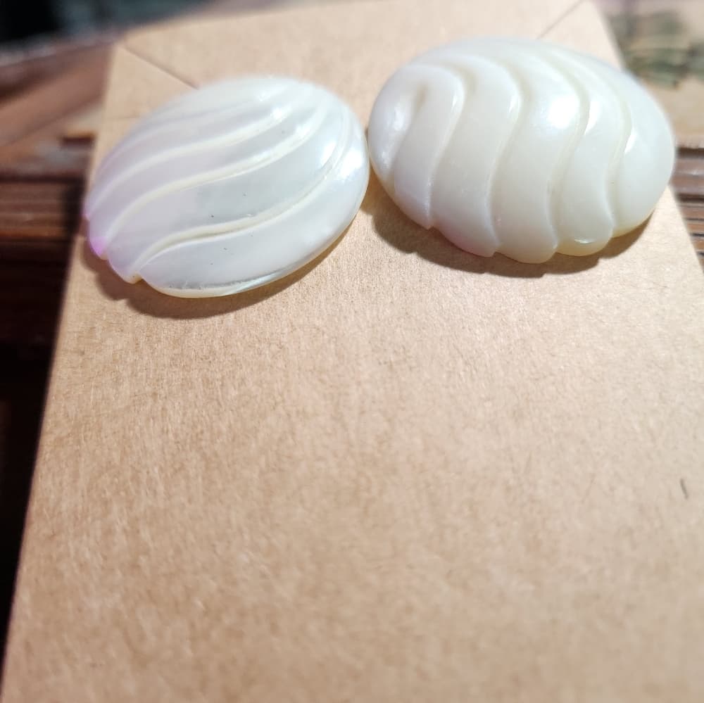 White Round 1" Carved Mother Of Pearl Stud Earrings - Thumbnail 4