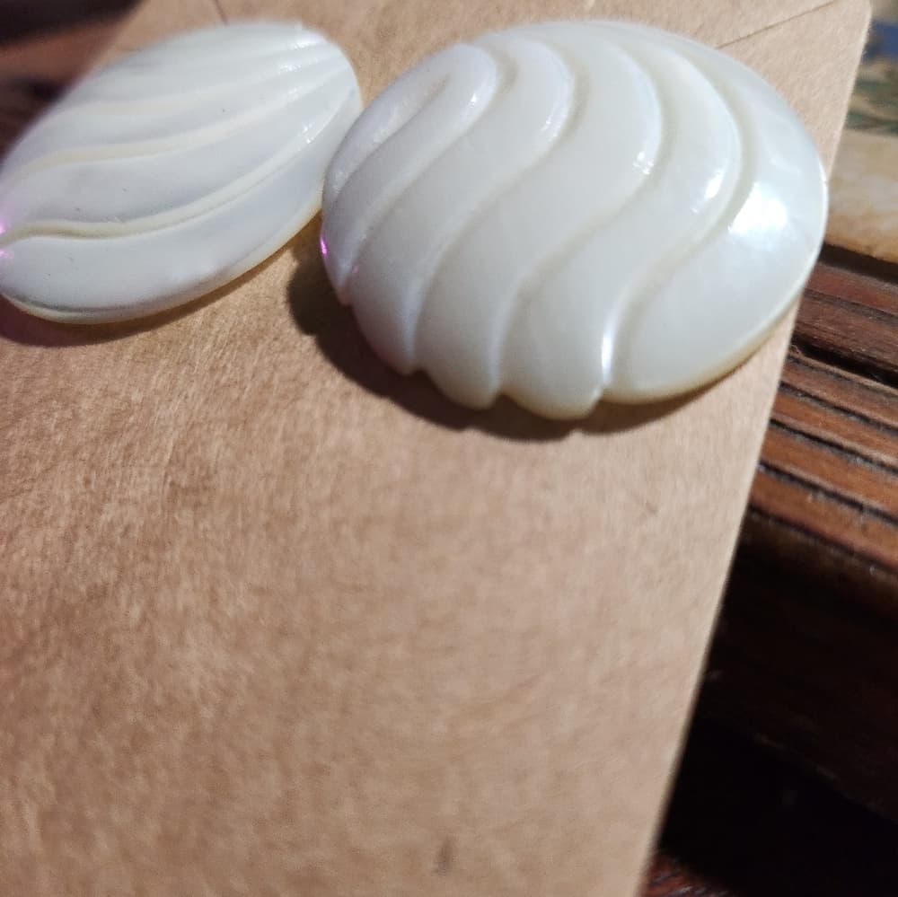 White Round 1" Carved Mother Of Pearl Stud Earrings - Thumbnail 5