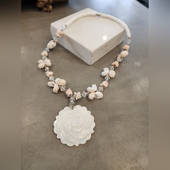 Gorgous Vintage Shell and Mother Of Pearl Pendant Choker Necklace - Thumbnail 7