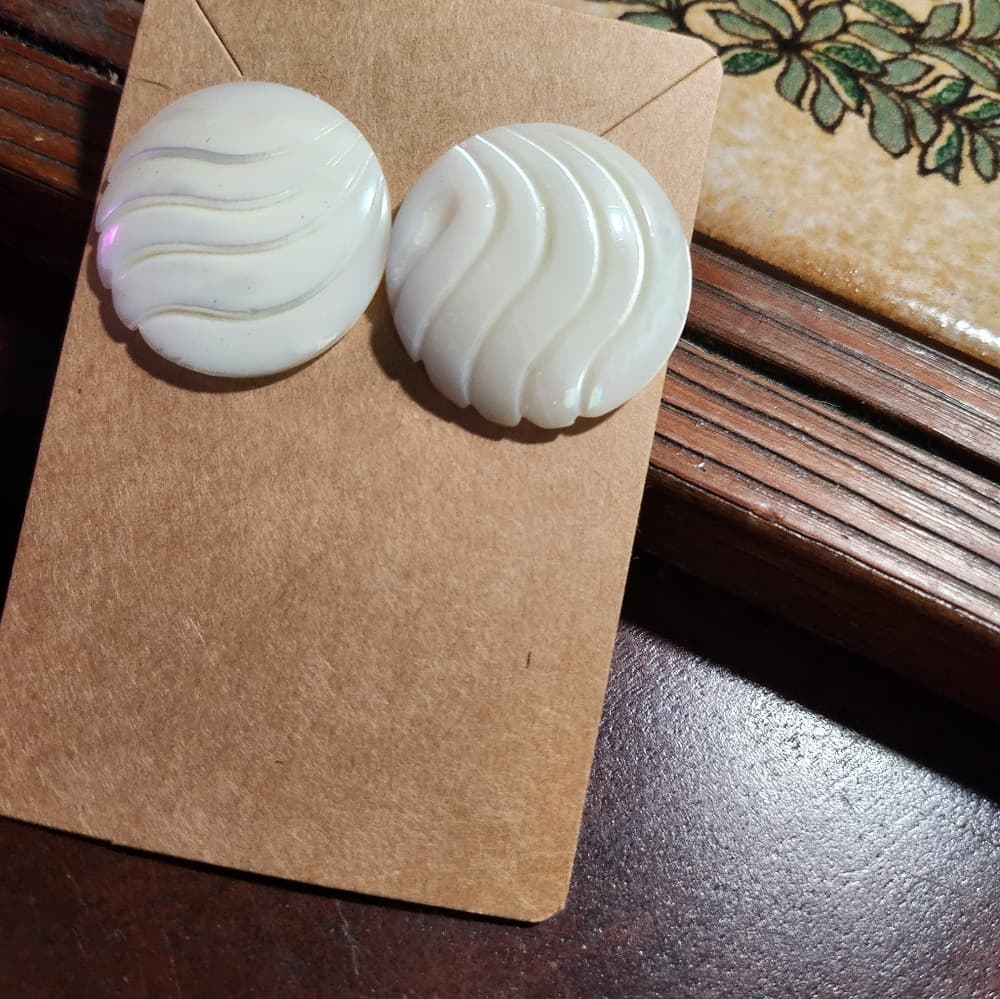 White Round 1" Carved Mother Of Pearl Stud Earrings - Thumbnail 6