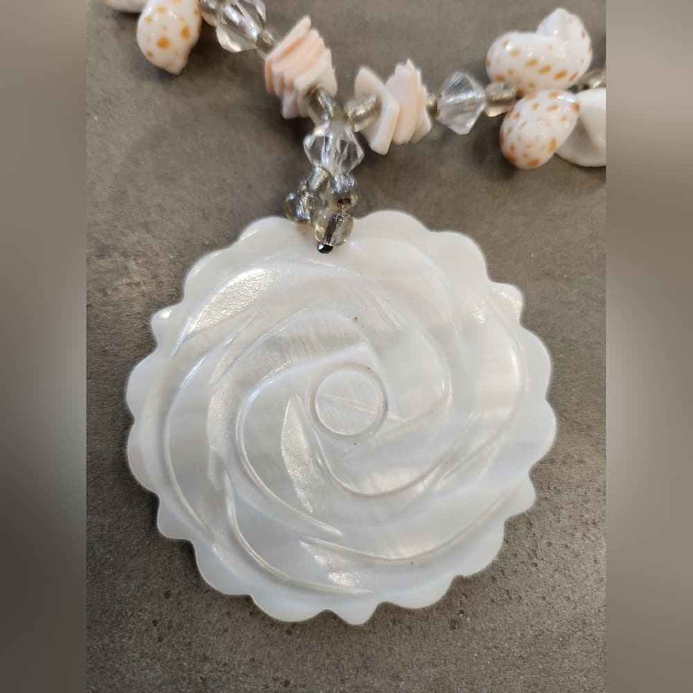 Gorgous Vintage Shell and Mother Of Pearl Pendant Choker Necklace - Thumbnail 2