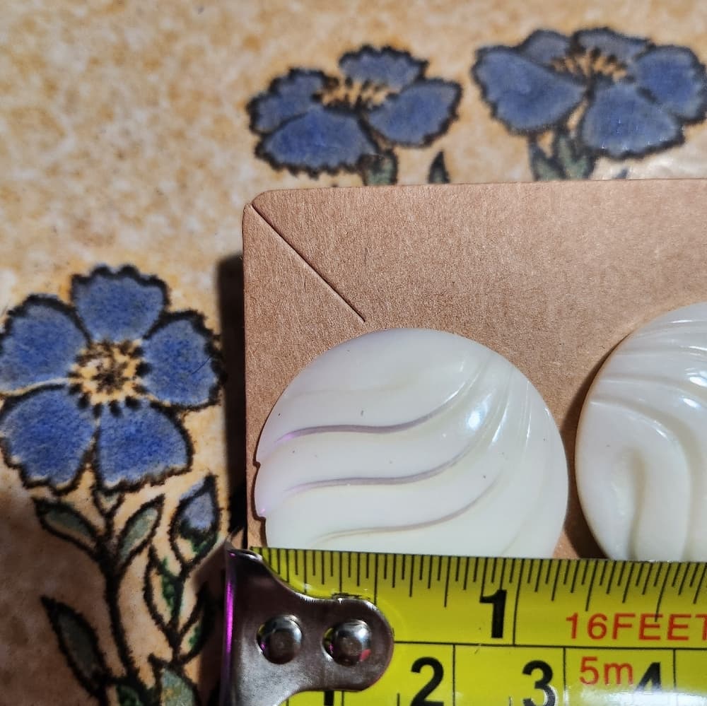 White Round 1" Carved Mother Of Pearl Stud Earrings - Thumbnail 7