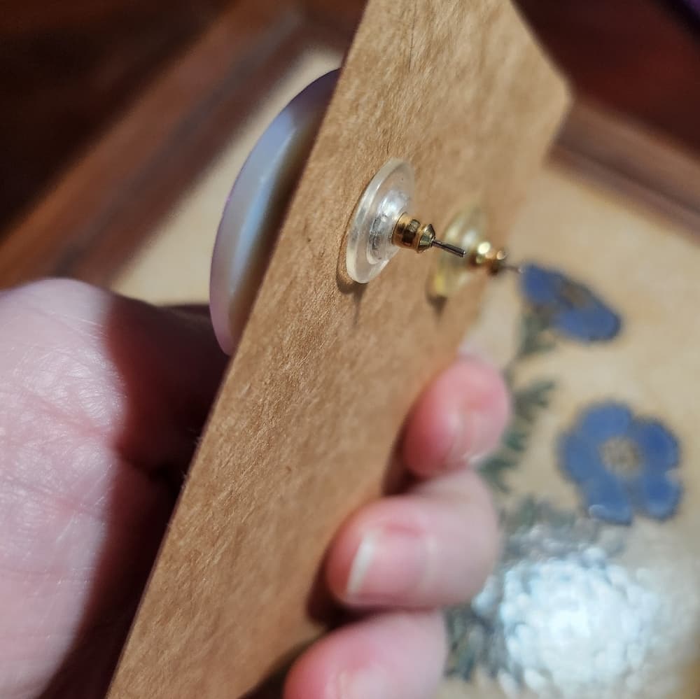 White Round 1" Carved Mother Of Pearl Stud Earrings - Thumbnail 3