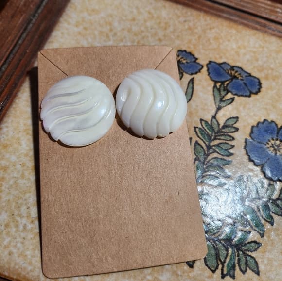 White Round 1" Carved Mother Of Pearl Stud Earrings - Thumbnail 9
