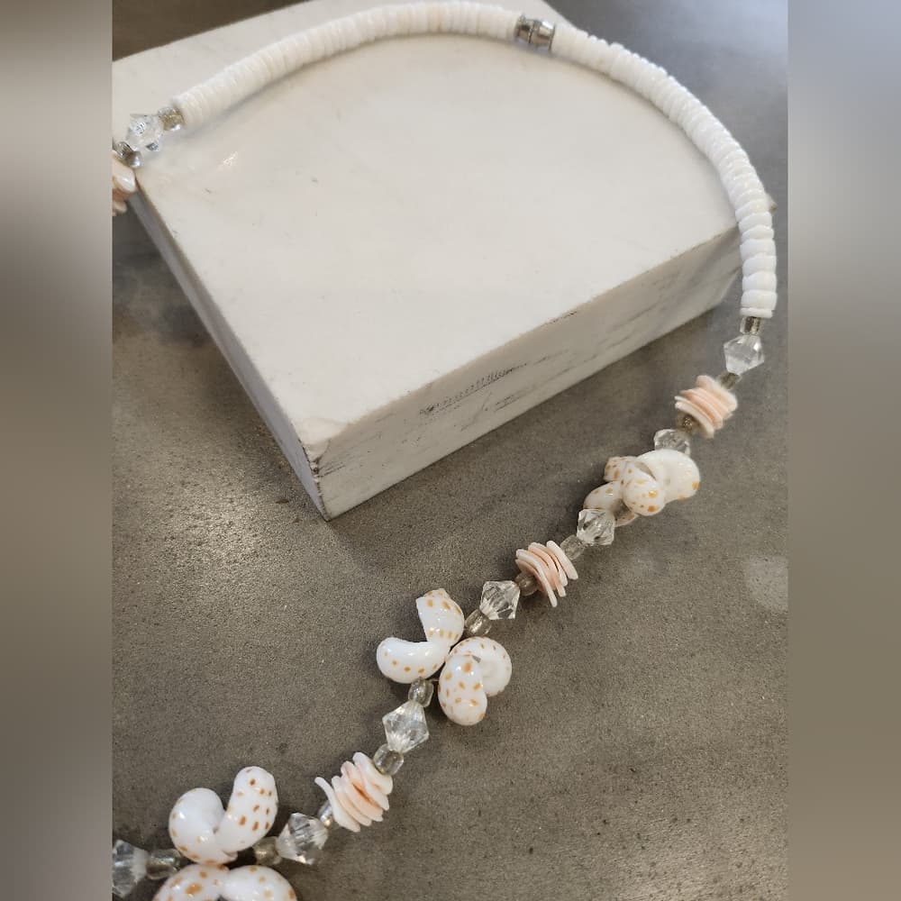 Gorgous Vintage Shell and Mother Of Pearl Pendant Choker Necklace - Thumbnail 3