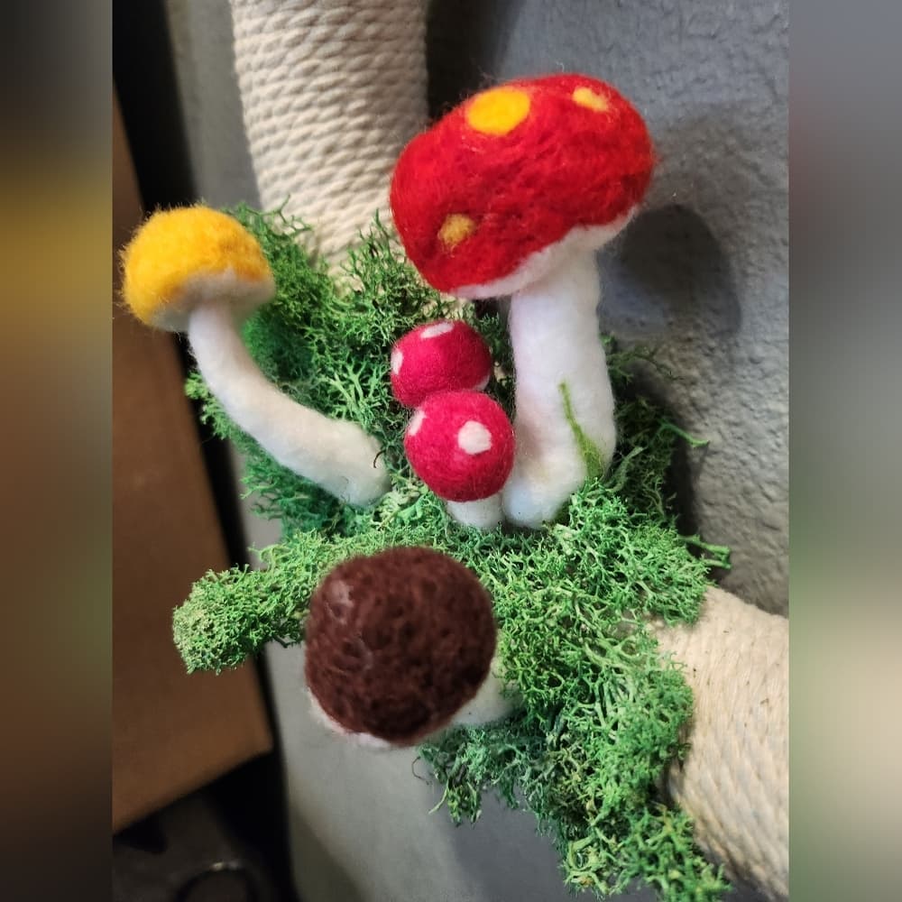 Off White Needlefelted Colorful Mushroom And Moss Hanging Wreath - Thumbnail 3