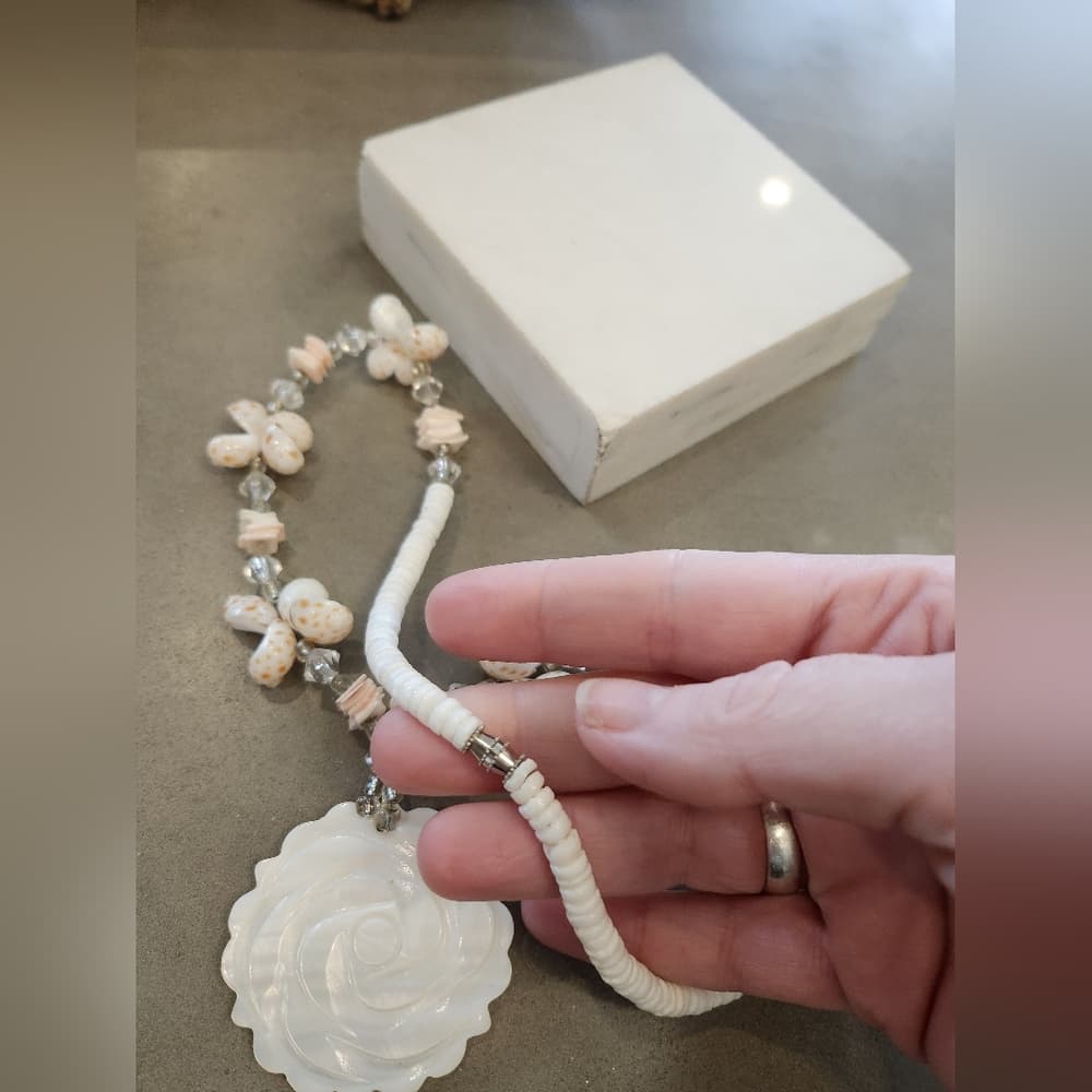 Gorgous Vintage Shell and Mother Of Pearl Pendant Choker Necklace - Thumbnail 4