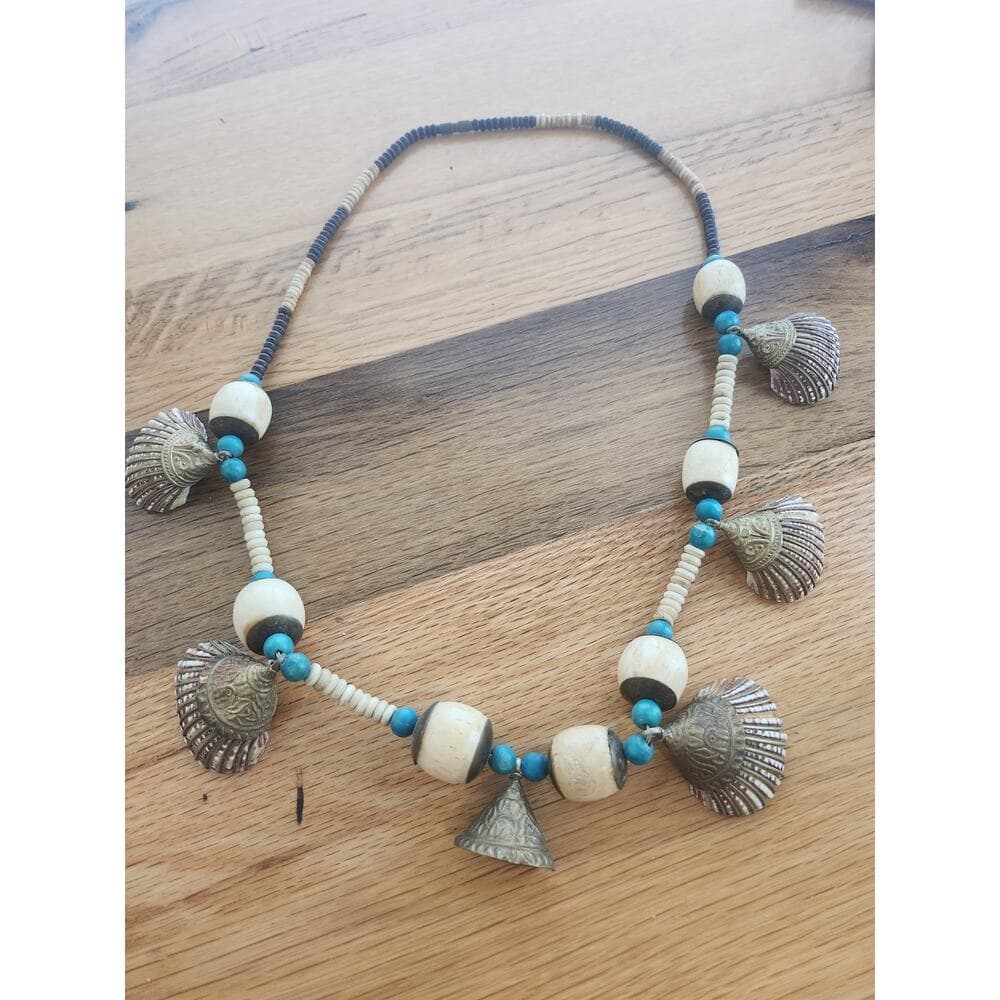 Chunky shell beaded necklace barrel clasp with round bone and wood accent beads - Thumbnail 7