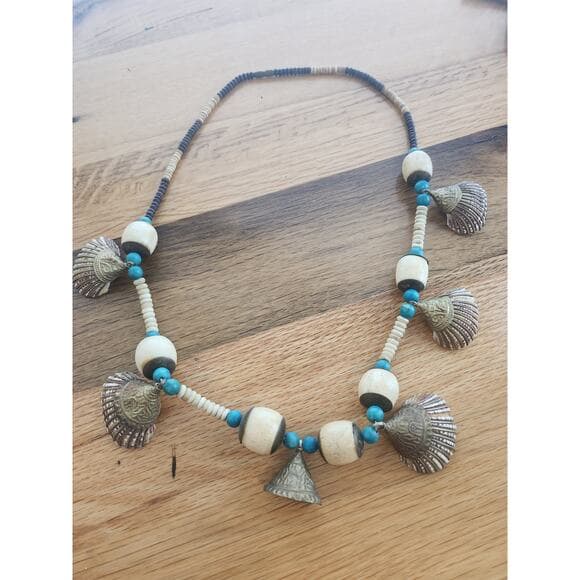 Chunky shell beaded necklace barrel clasp with round bone and wood accent beads - Thumbnail 8