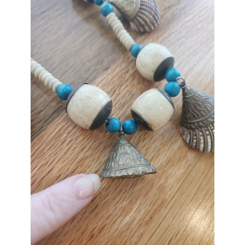 Chunky shell beaded necklace barrel clasp with round bone and wood accent beads - Thumbnail 3