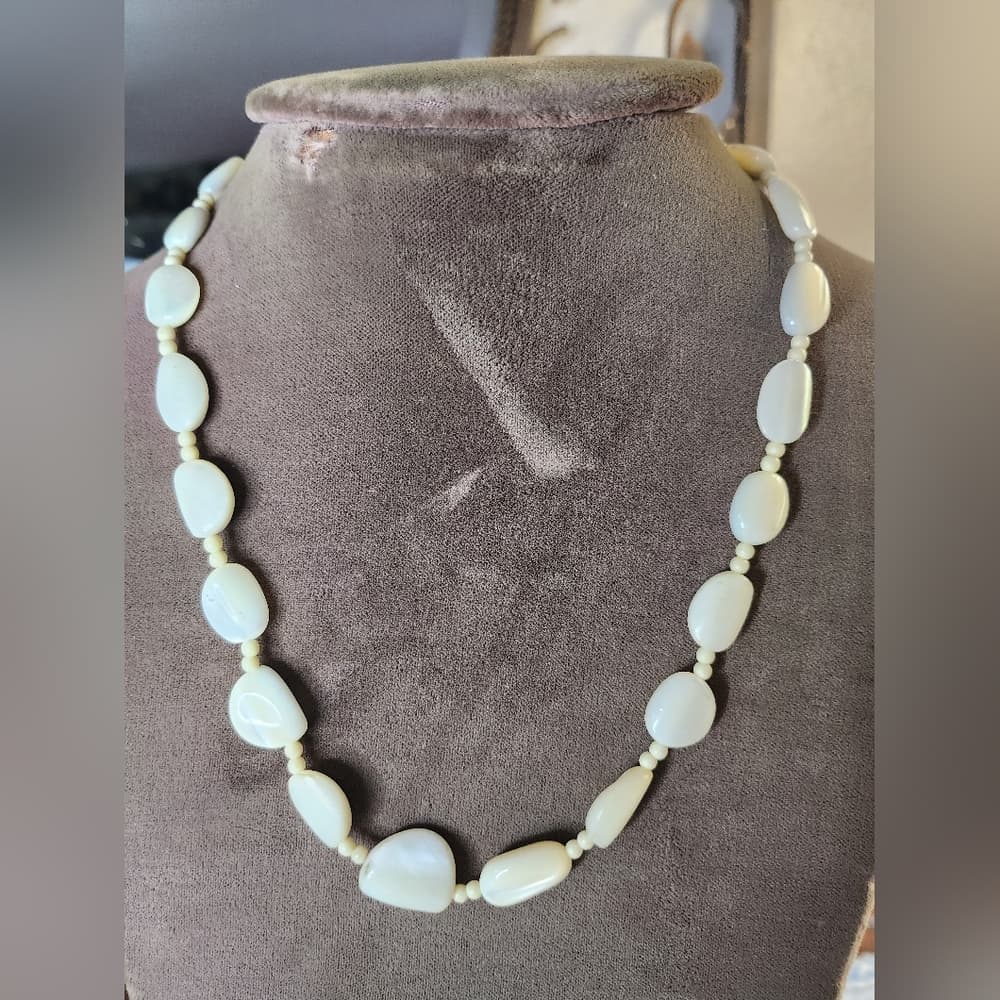 Vintage White Mother of Pearl High Luster Beaded Choker Necklace Barrel Clasp