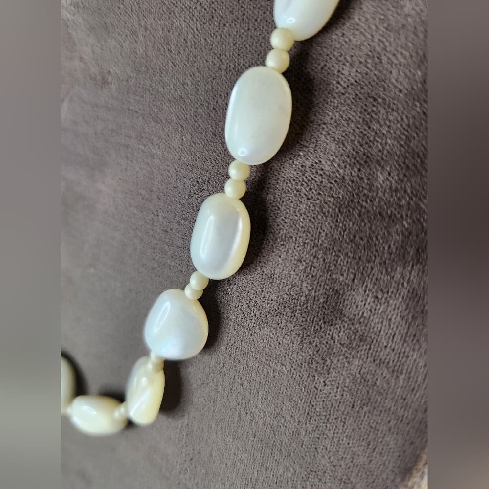 Vintage White Mother of Pearl High Luster Beaded Choker Necklace Barrel Clasp - Thumbnail 2