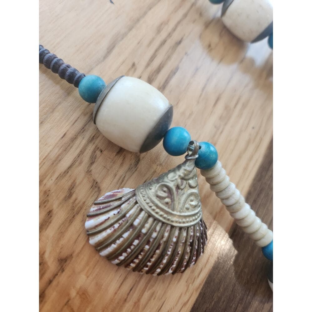 Chunky shell beaded necklace barrel clasp with round bone and wood accent beads - Thumbnail 2