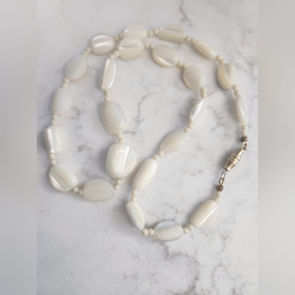Vintage White Mother of Pearl High Luster Beaded Choker Necklace Barrel Clasp - Thumbnail 5