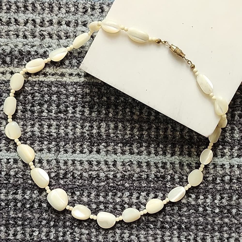 Vintage White Mother of Pearl High Luster Beaded Choker Necklace Barrel Clasp - Thumbnail 4
