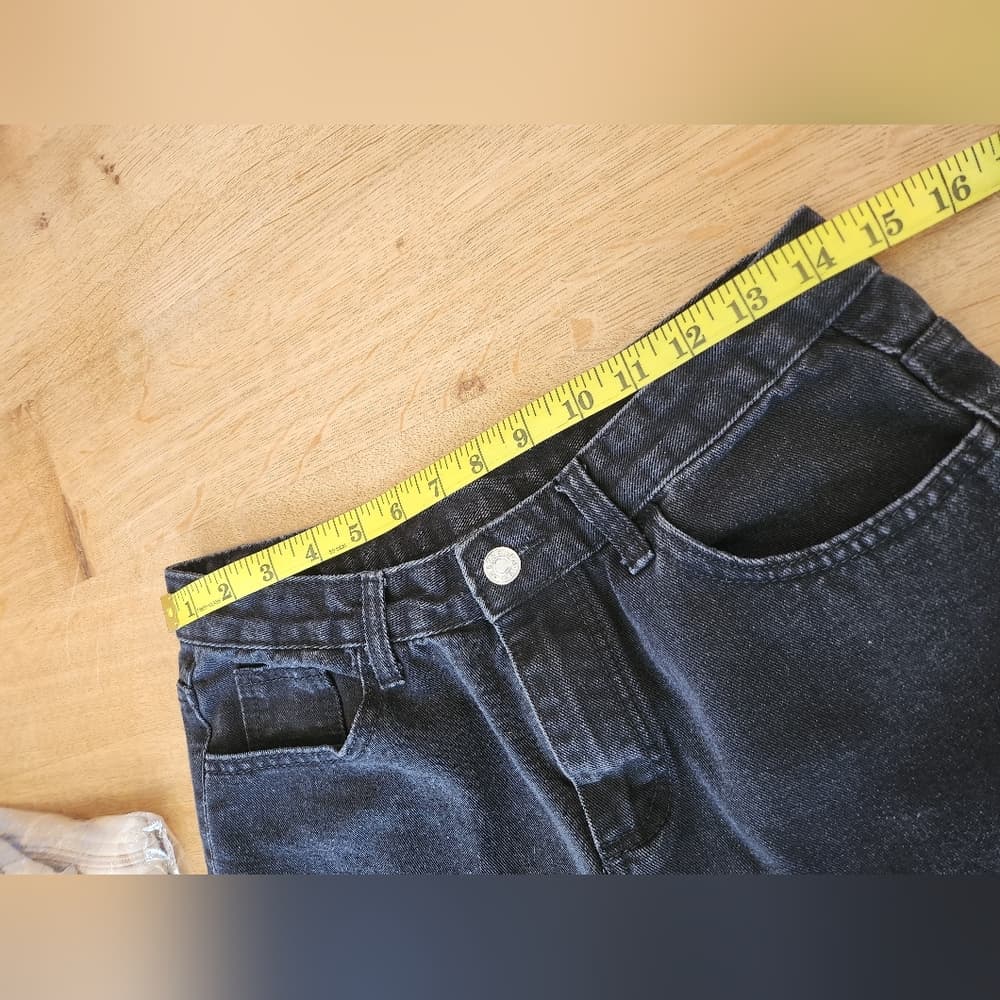 Black High Waist Raw Hem Buttoned Cropped Denim Jeans With Back Leg Seams - Thumbnail 4