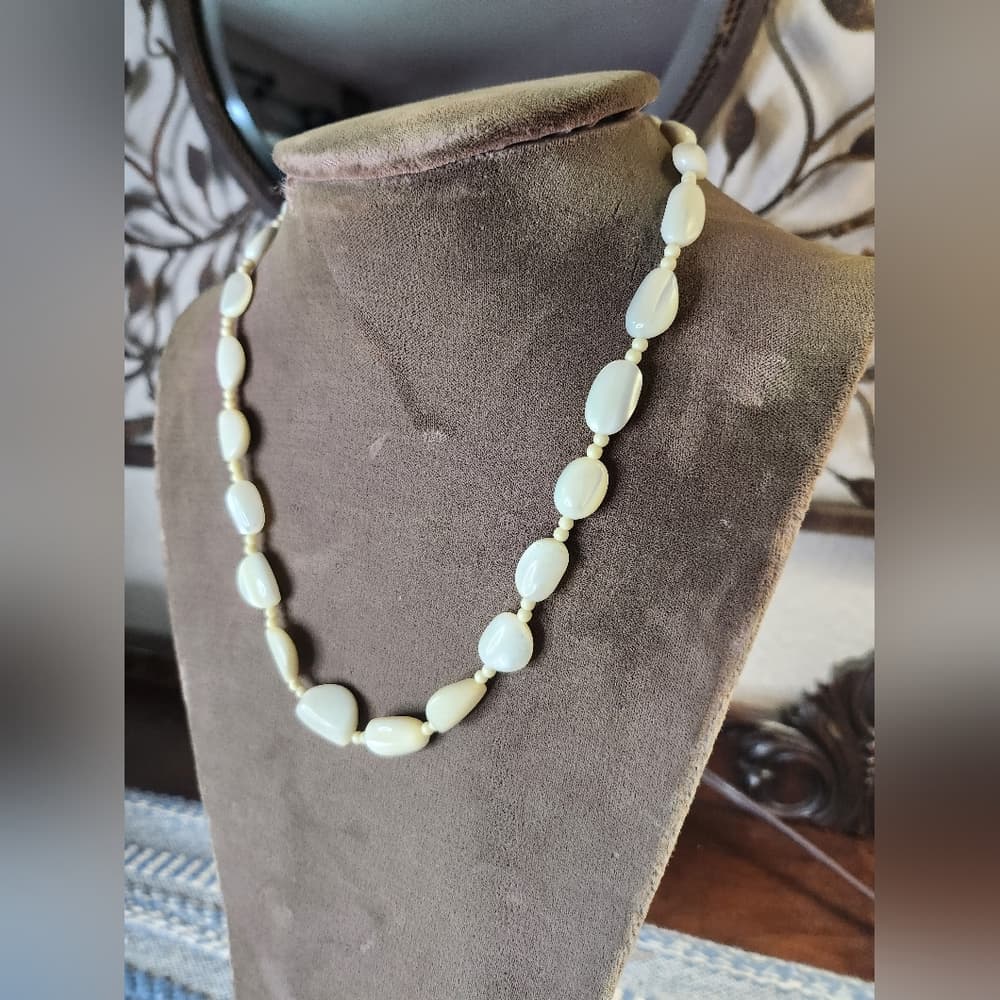 Vintage White Mother of Pearl High Luster Beaded Choker Necklace Barrel Clasp - Thumbnail 9