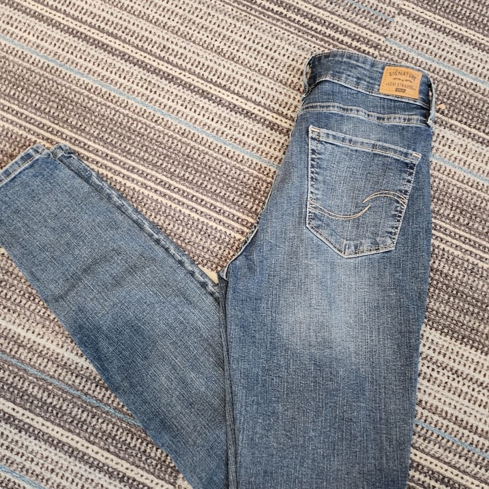 Levi's Totally Shaping Mid Rise Skinny Medium Wash Denim Jeans