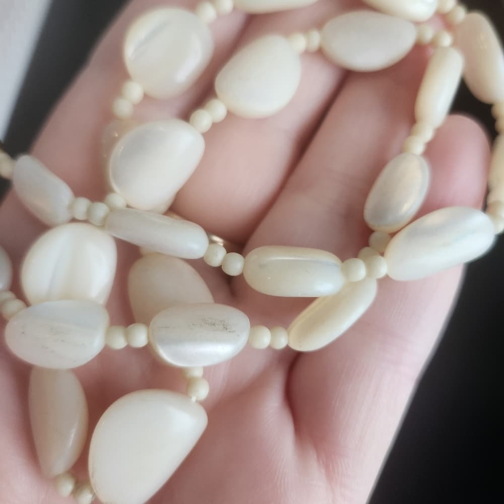 Vintage White Mother of Pearl High Luster Beaded Choker Necklace Barrel Clasp - Thumbnail 6