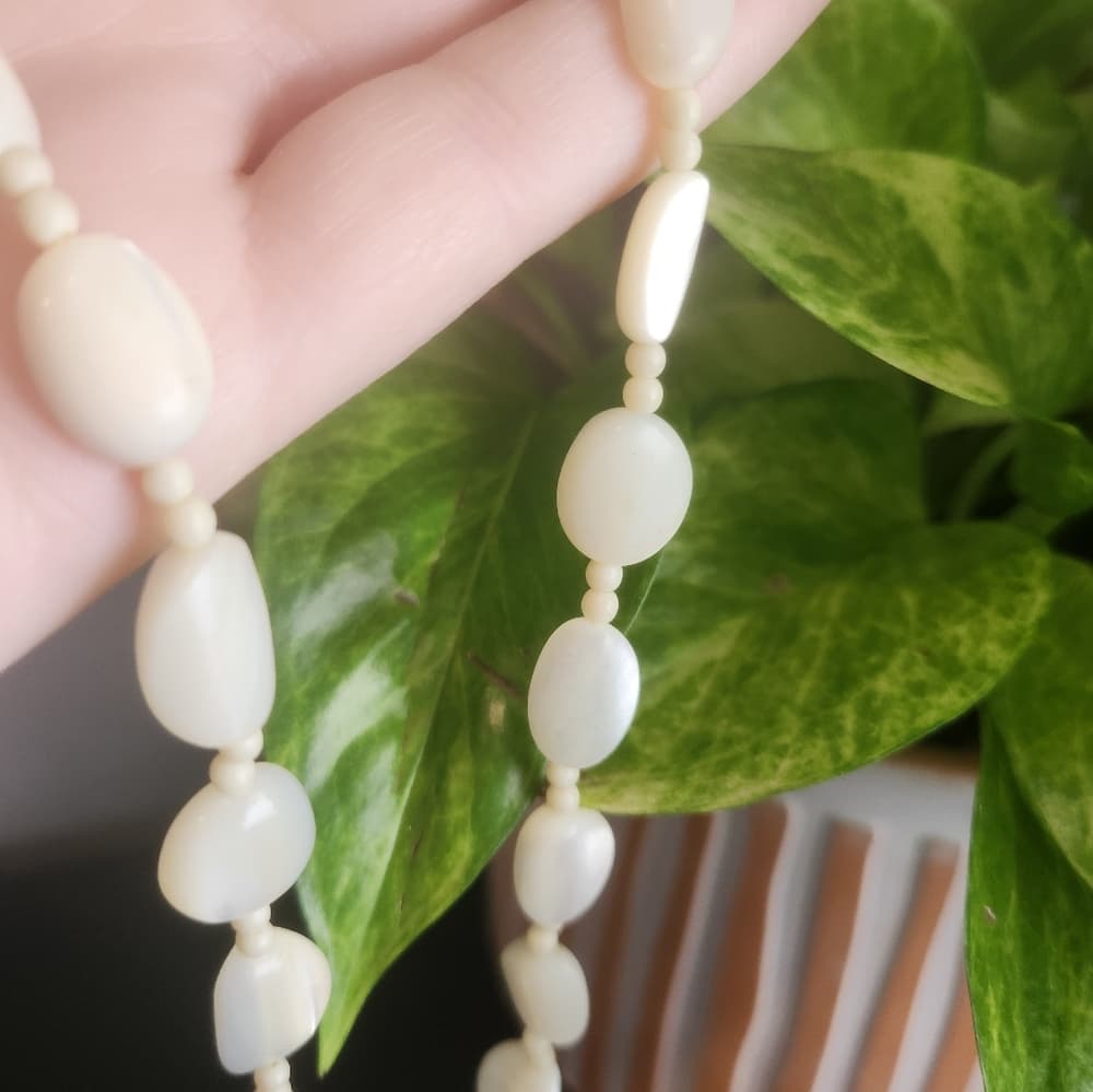 Vintage White Mother of Pearl High Luster Beaded Choker Necklace Barrel Clasp - Thumbnail 7