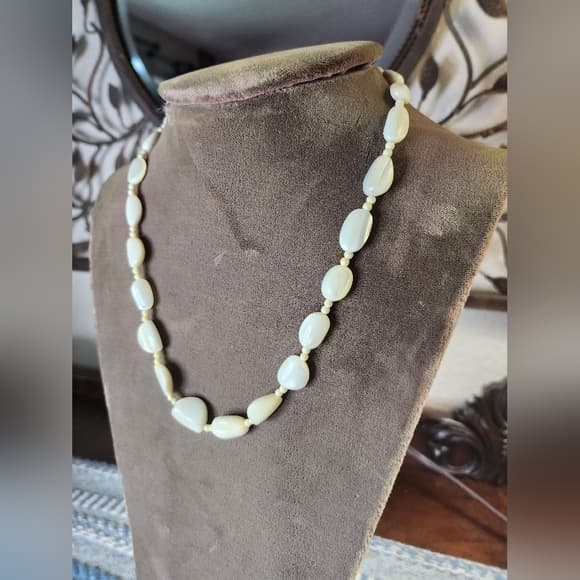 Vintage White Mother of Pearl High Luster Beaded Choker Necklace Barrel Clasp - Thumbnail 10