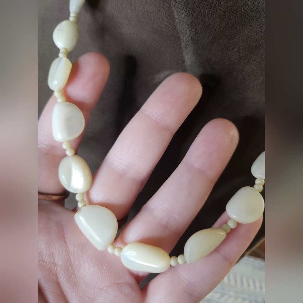 Vintage White Mother of Pearl High Luster Beaded Choker Necklace Barrel Clasp - Thumbnail 3