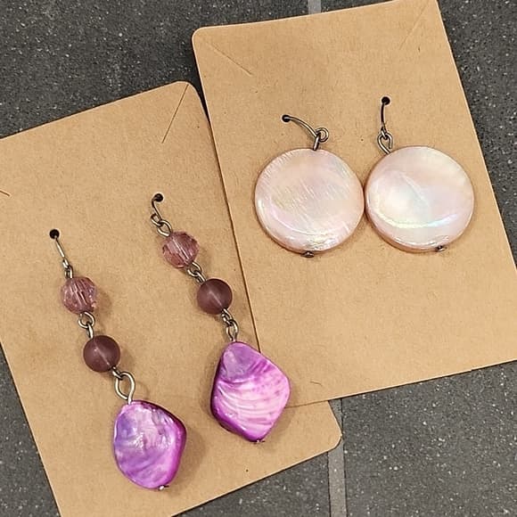 Two Pairs of Purple Shell and Abalone Dangke Drop Hook Earrings - Thumbnail 8