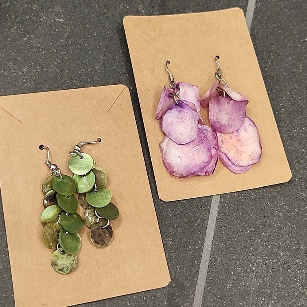 Two pairs of Shell Dangle Drop Earrings in Green and Purple - Thumbnail 4