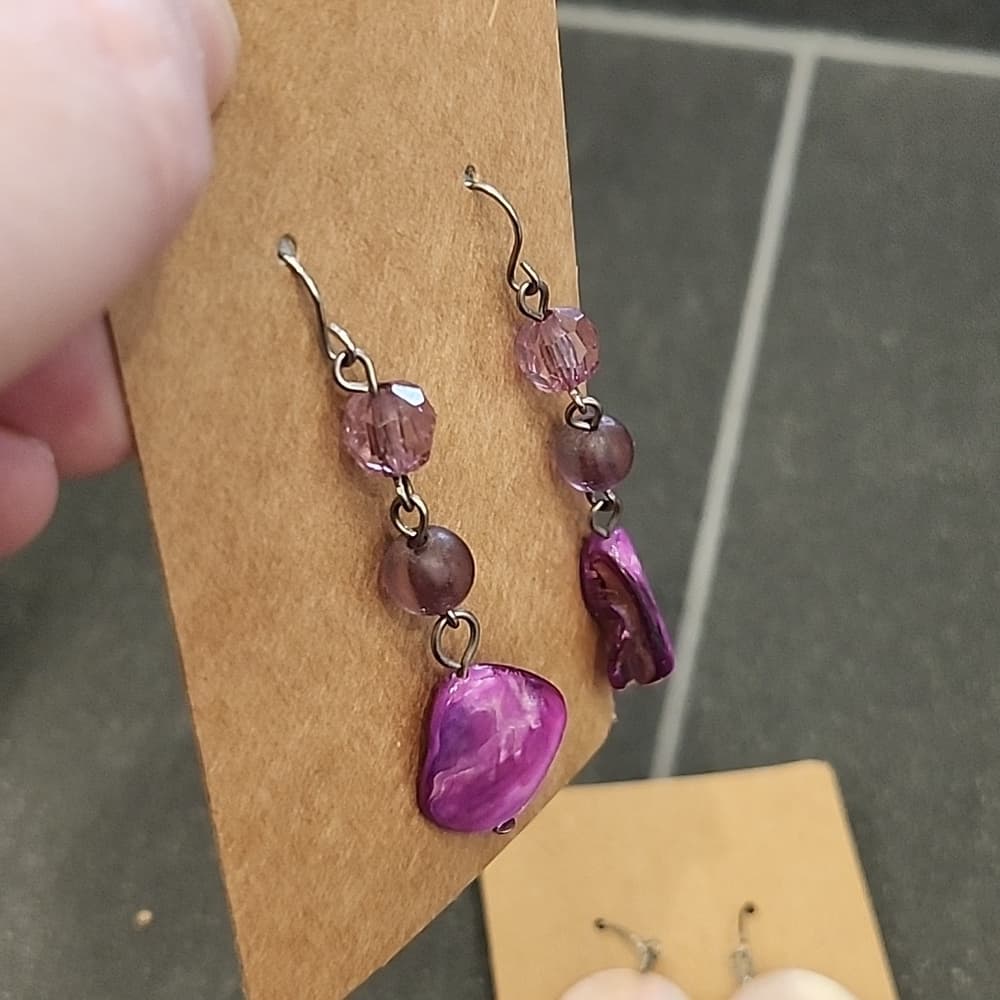 Two Pairs of Purple Shell and Abalone Dangke Drop Hook Earrings - Thumbnail 2