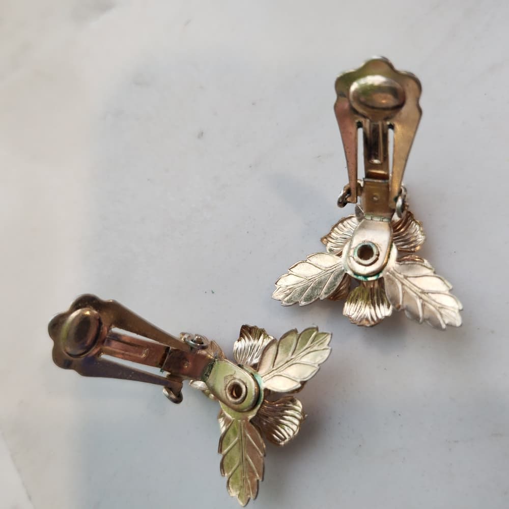 Gold and White Leaf Textured Floral Clip On Earrings with Pearl Center - Thumbnail 4