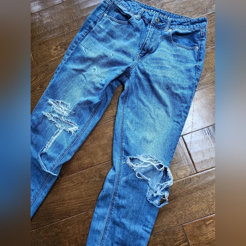 American Eagle High Rise Tomgirl Ripped Denim Raw Cut Hem Jeans