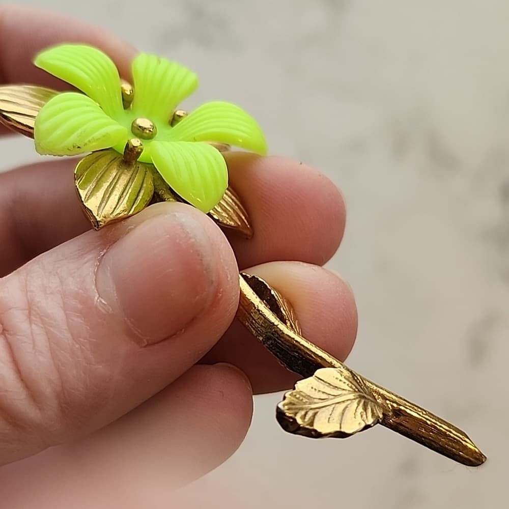Vintage Gold Tone Metal and Lime Green Acrylic Flower Brooch - Thumbnail 3