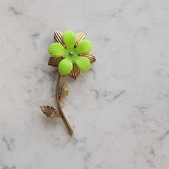 Vintage Gold Tone Metal and Lime Green Acrylic Flower Brooch - Thumbnail 6