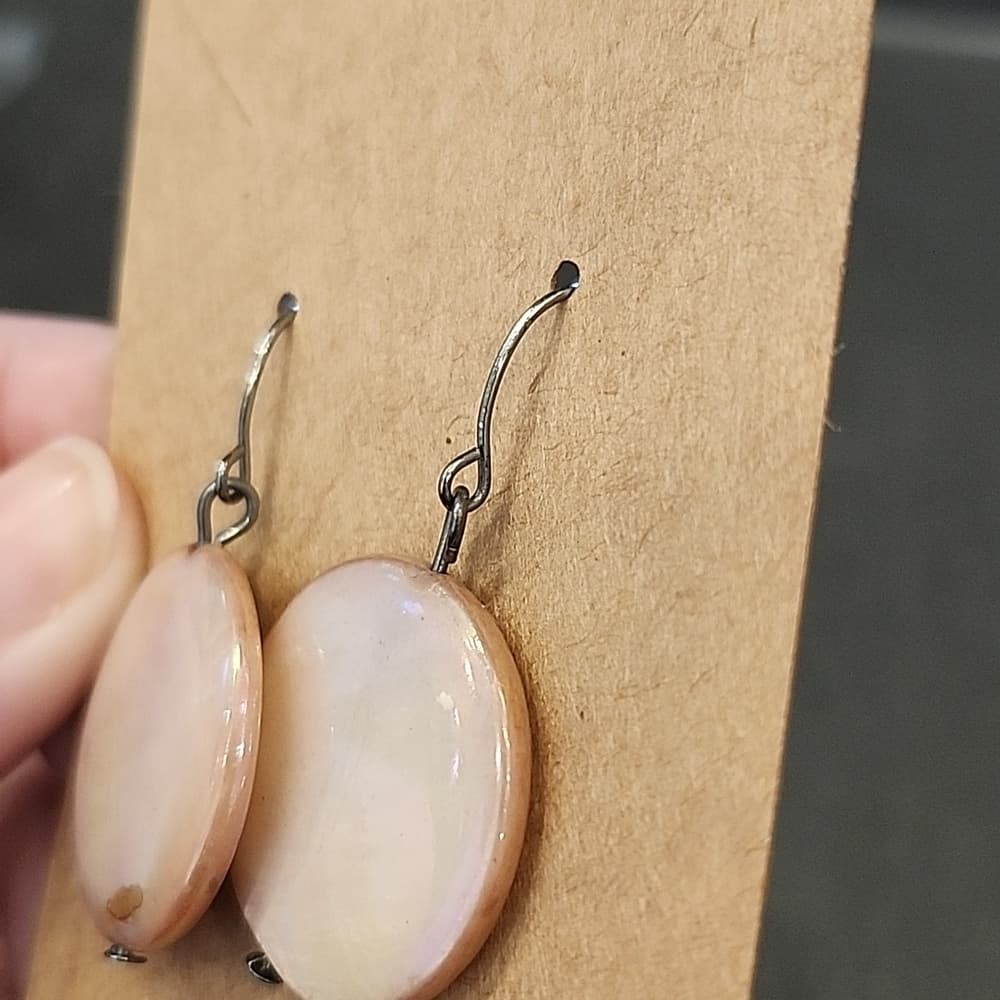 Two Pairs of Purple Shell and Abalone Dangke Drop Hook Earrings - Thumbnail 5