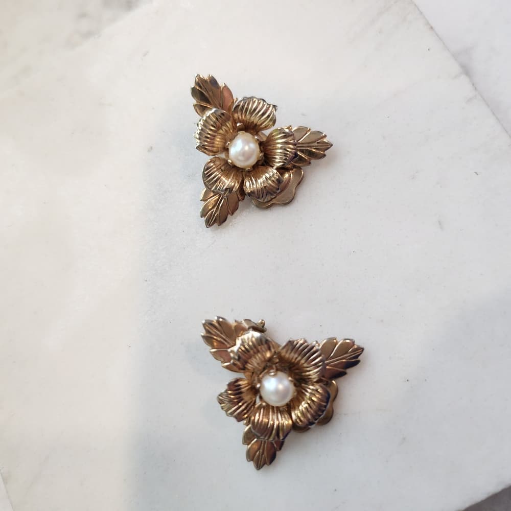 Gold and White Leaf Textured Floral Clip On Earrings with Pearl Center - Thumbnail 5