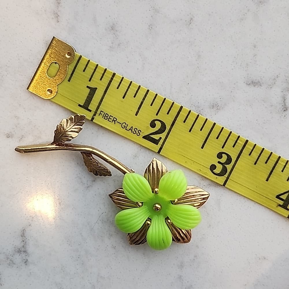 Vintage Gold Tone Metal and Lime Green Acrylic Flower Brooch - Thumbnail 4