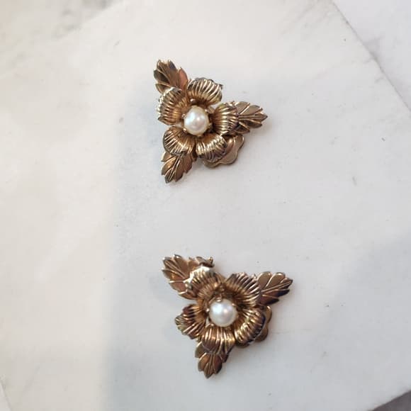 Gold and White Leaf Textured Floral Clip On Earrings with Pearl Center - Thumbnail 6
