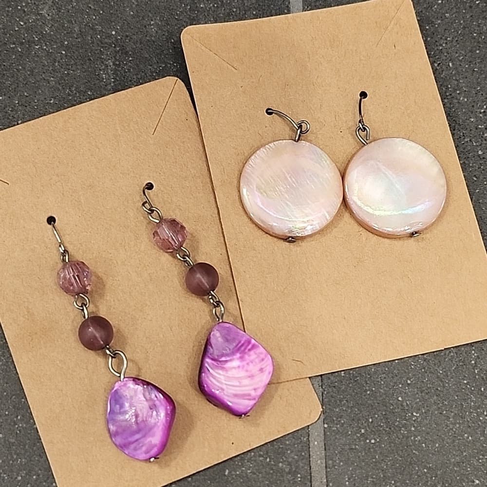 Two Pairs of Purple Shell and Abalone Dangke Drop Hook Earrings - Thumbnail 7