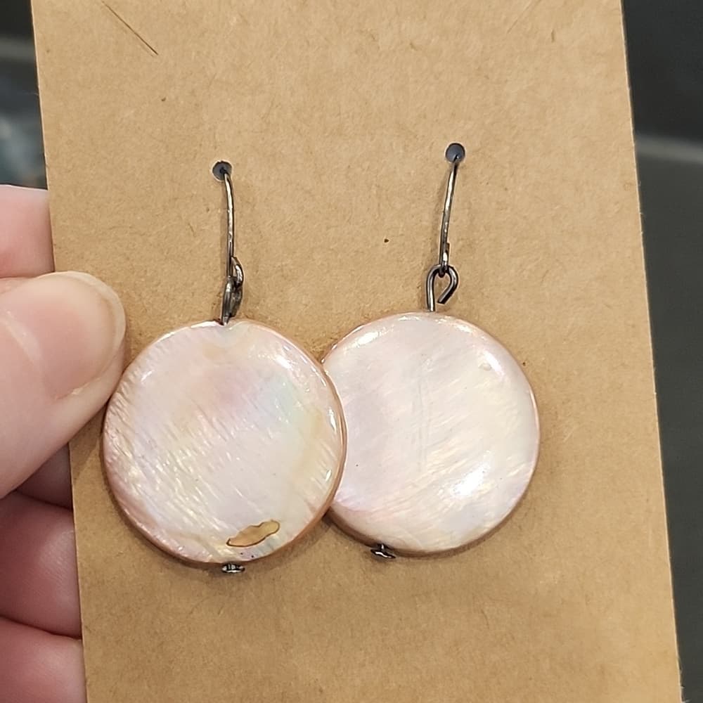Two Pairs of Purple Shell and Abalone Dangke Drop Hook Earrings - Thumbnail 4