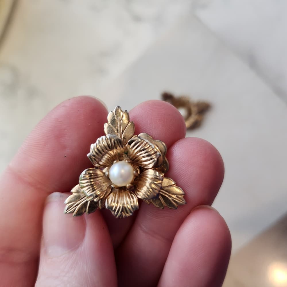 Gold and White Leaf Textured Floral Clip On Earrings with Pearl Center - Thumbnail 2