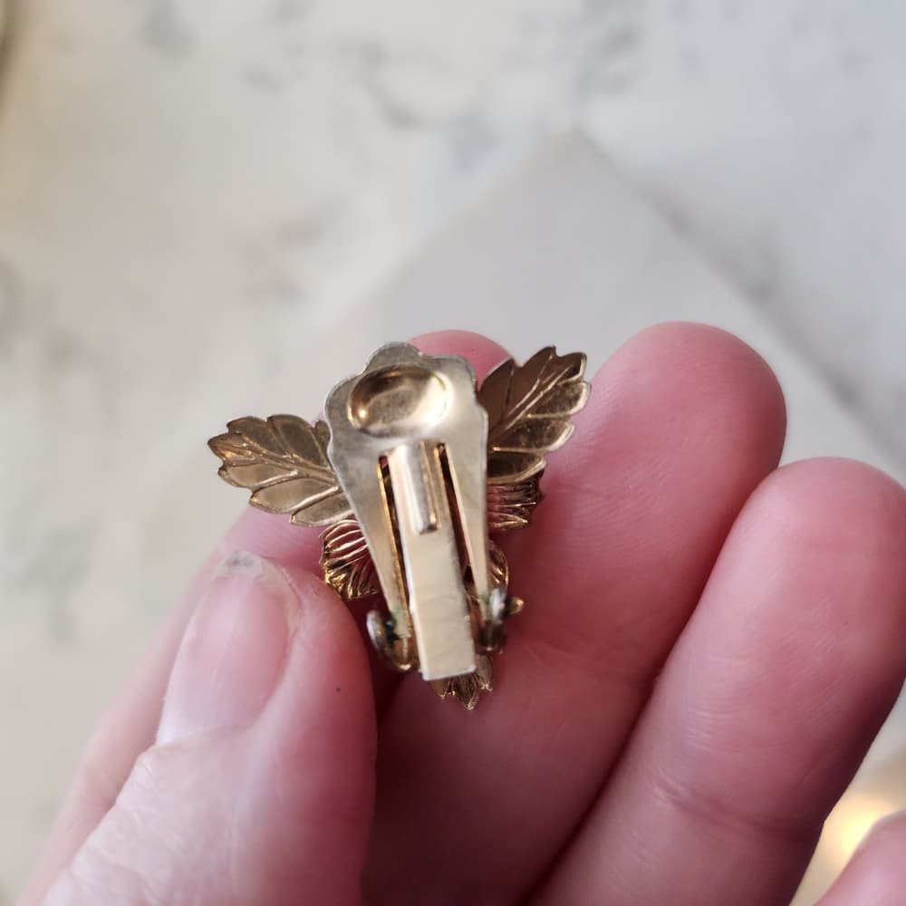 Gold and White Leaf Textured Floral Clip On Earrings with Pearl Center - Thumbnail 3