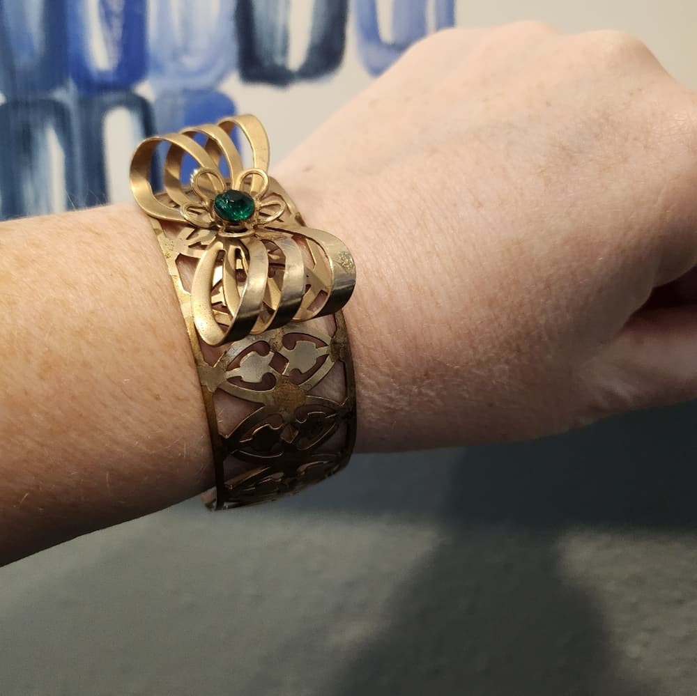 Cute Vintage Rinestone Bow Tie Gold Tone Cuff Bracelt Green Center - Thumbnail 3