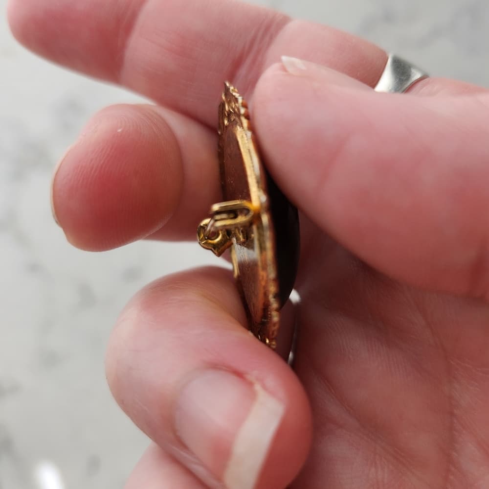 Vintage Victorian Style Faux Onyx Gold Scroll Brooch - Thumbnail 5