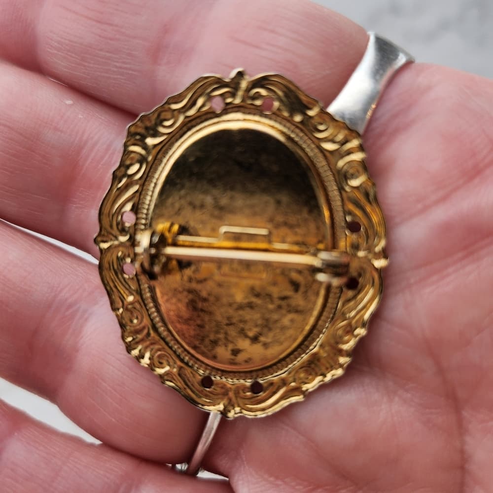 Vintage Victorian Style Faux Onyx Gold Scroll Brooch - Thumbnail 4